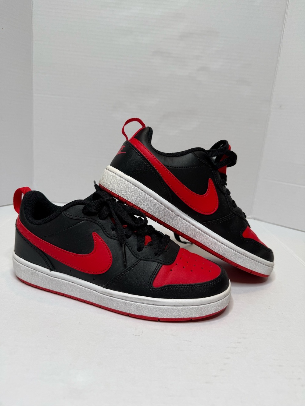 Nike Kids Black and Red Low-Top Sneakers with White Midsole